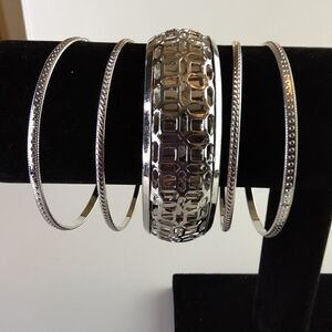 Fashion jewelry silvertone 4 piece bangle bracelet set